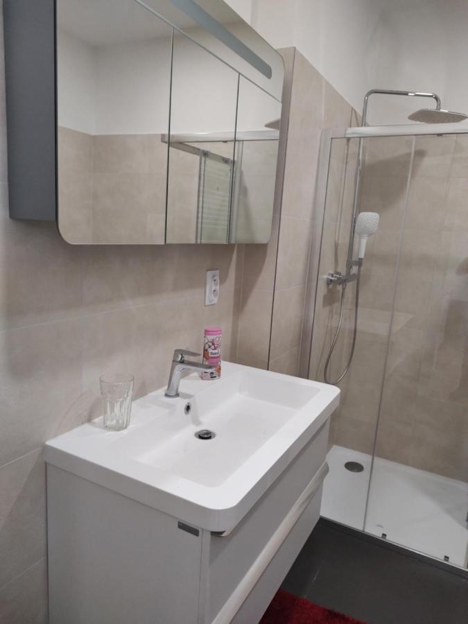 Enter Center Apartment *