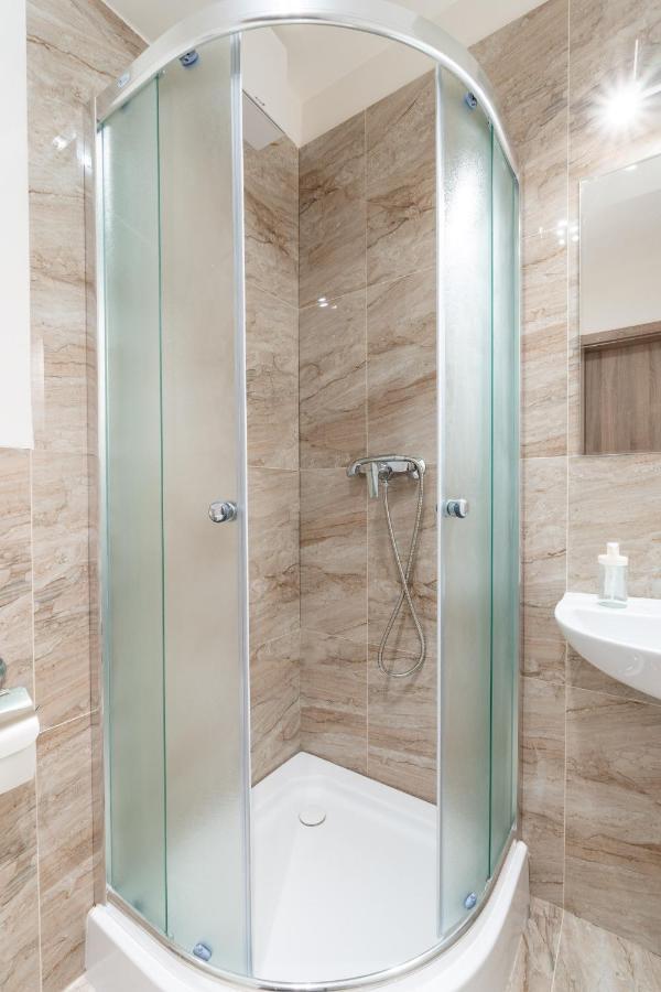 Apartment Brand New #21 With Free Secure Parking In The Center *