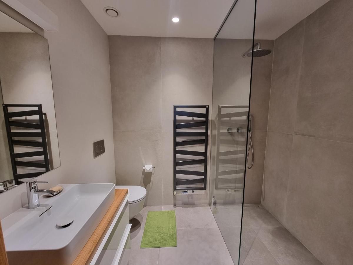 Quiet 1-bedroom In A Basement Of New Lägenhet