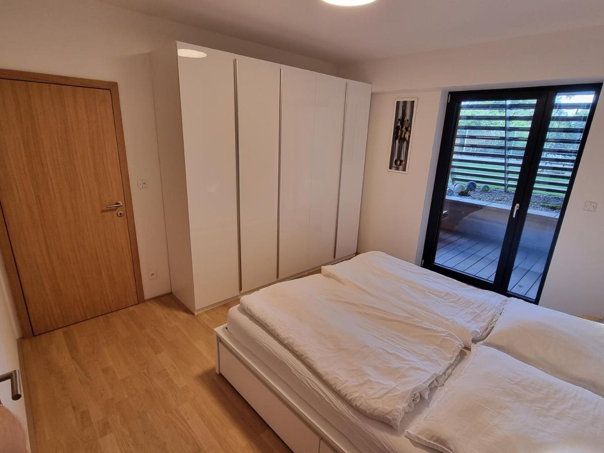 Lägenhet Quiet 1-bedroom In A Basement Of New Prag