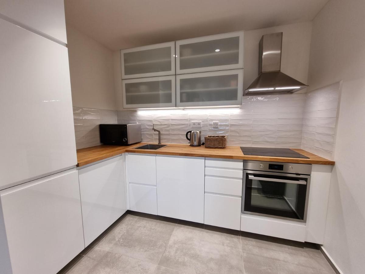 Quiet 1-bedroom In A Basement Of New * Prag