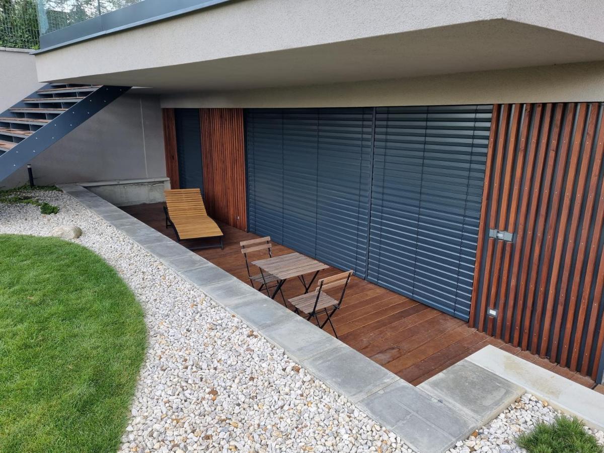 Quiet 1-bedroom In A Basement Of New
