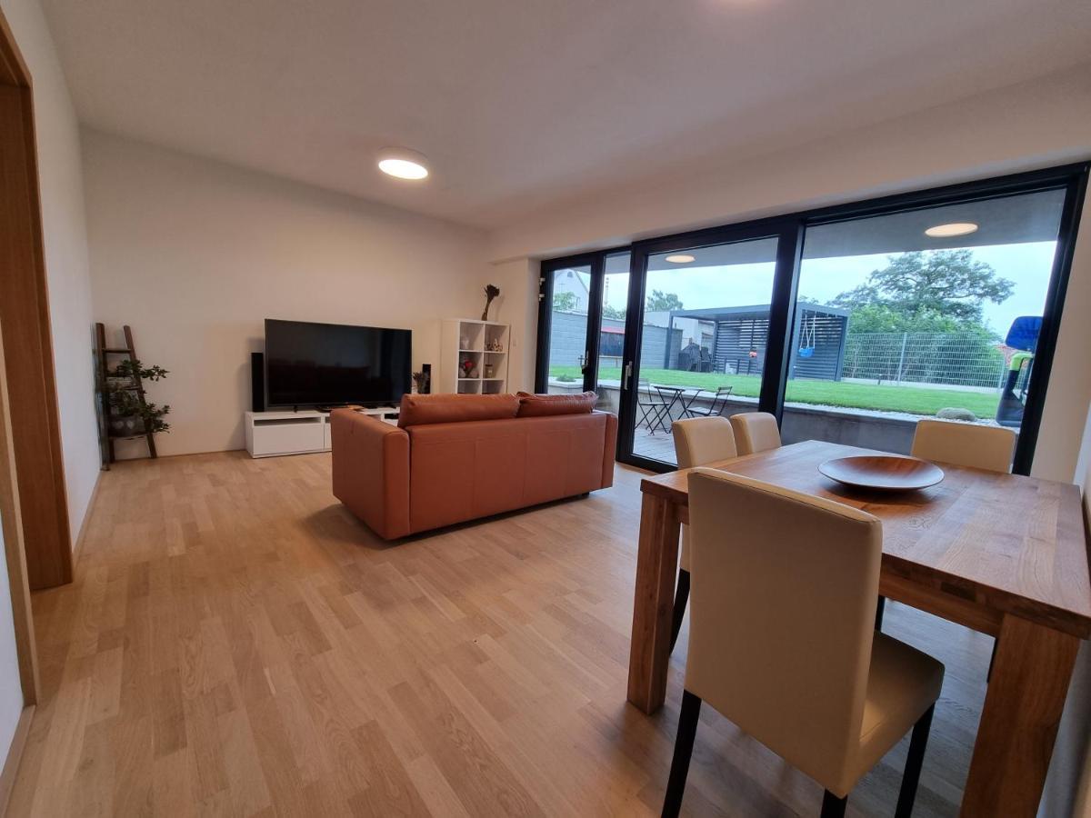 Quiet 1-bedroom In A Basement Of New * Prag