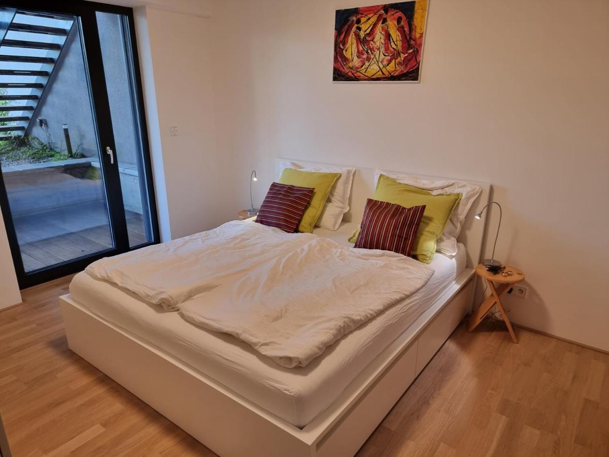 Quiet 1-bedroom In A Basement Of New Lägenhet Prag