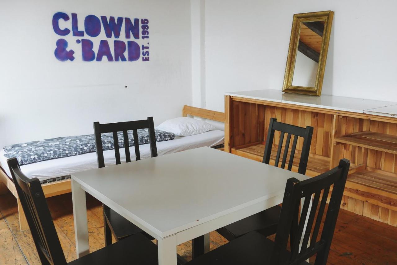Clown&bard Hostel *