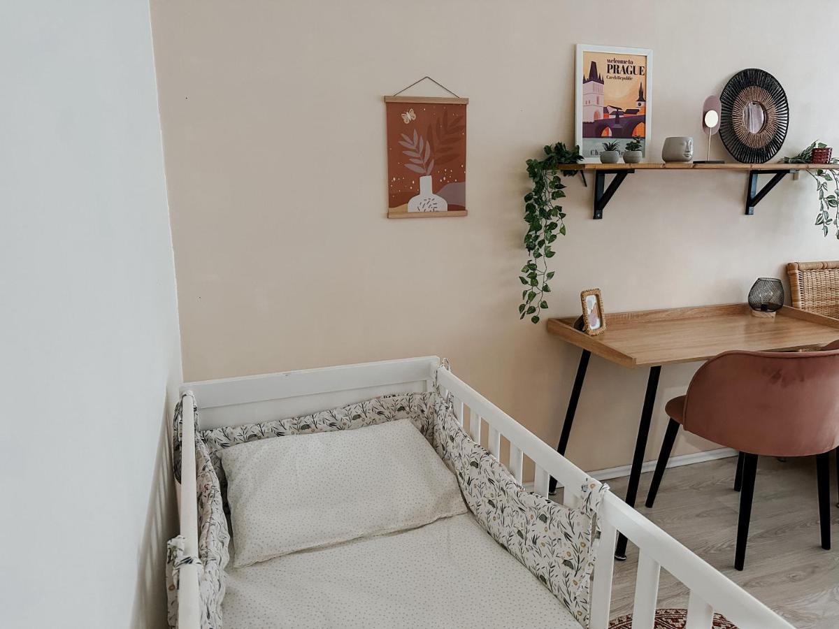 Quiet Boho Lair 10 Min To Centre Apartment Prag