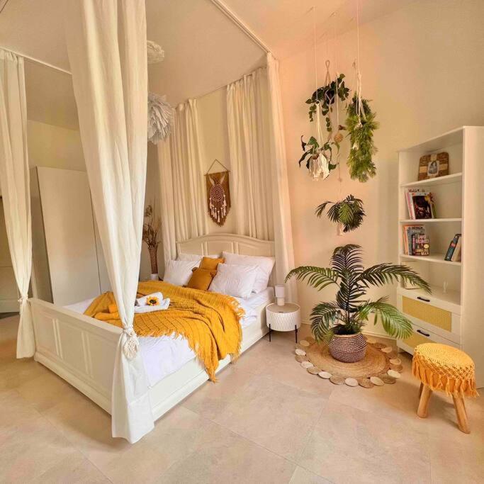 Quiet Boho Whit A Balkony Near The Center