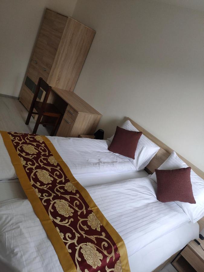 Sun-house Pension&restaurant -parkingfree- 3* Prag