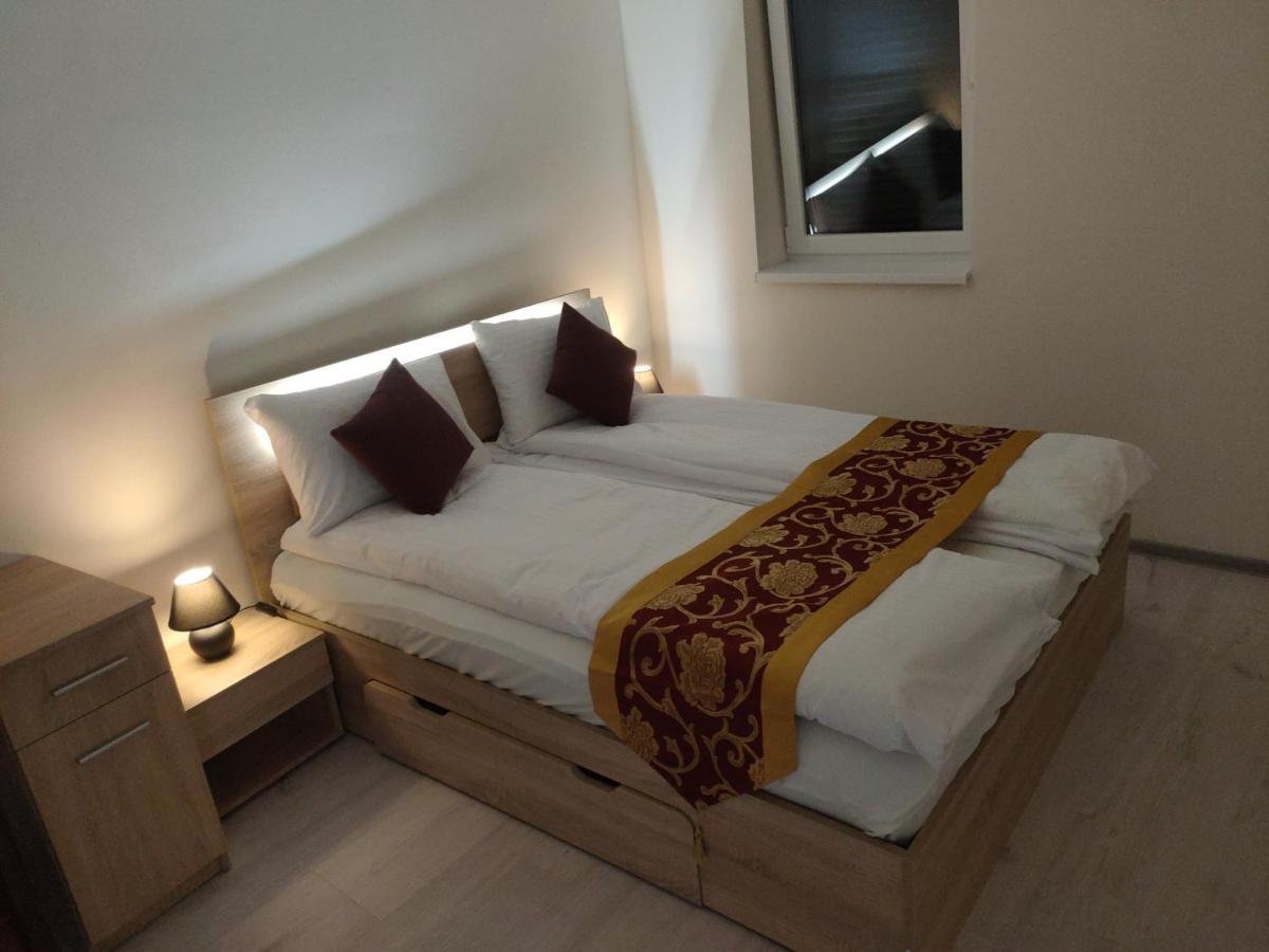 Sun-house Pension&restaurant -parkingfree- Hotell Prag