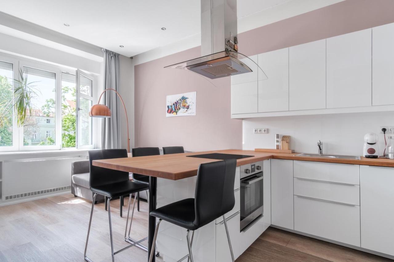 Days - Minimalist Flat - Trendy Karlin