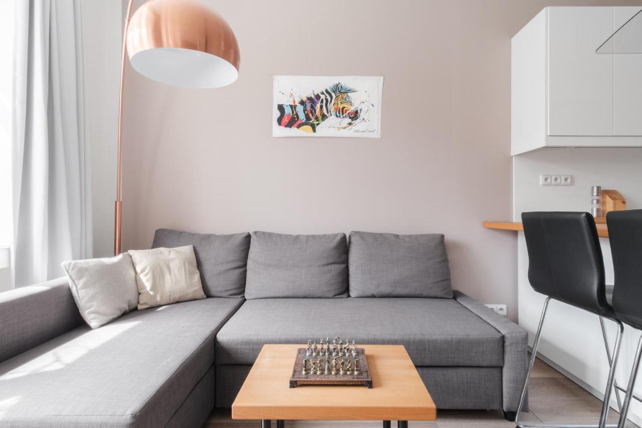 Days - Minimalist Flat - Trendy Karlin