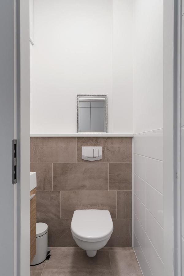 Days - Minimalist Flat - Trendy Karlin