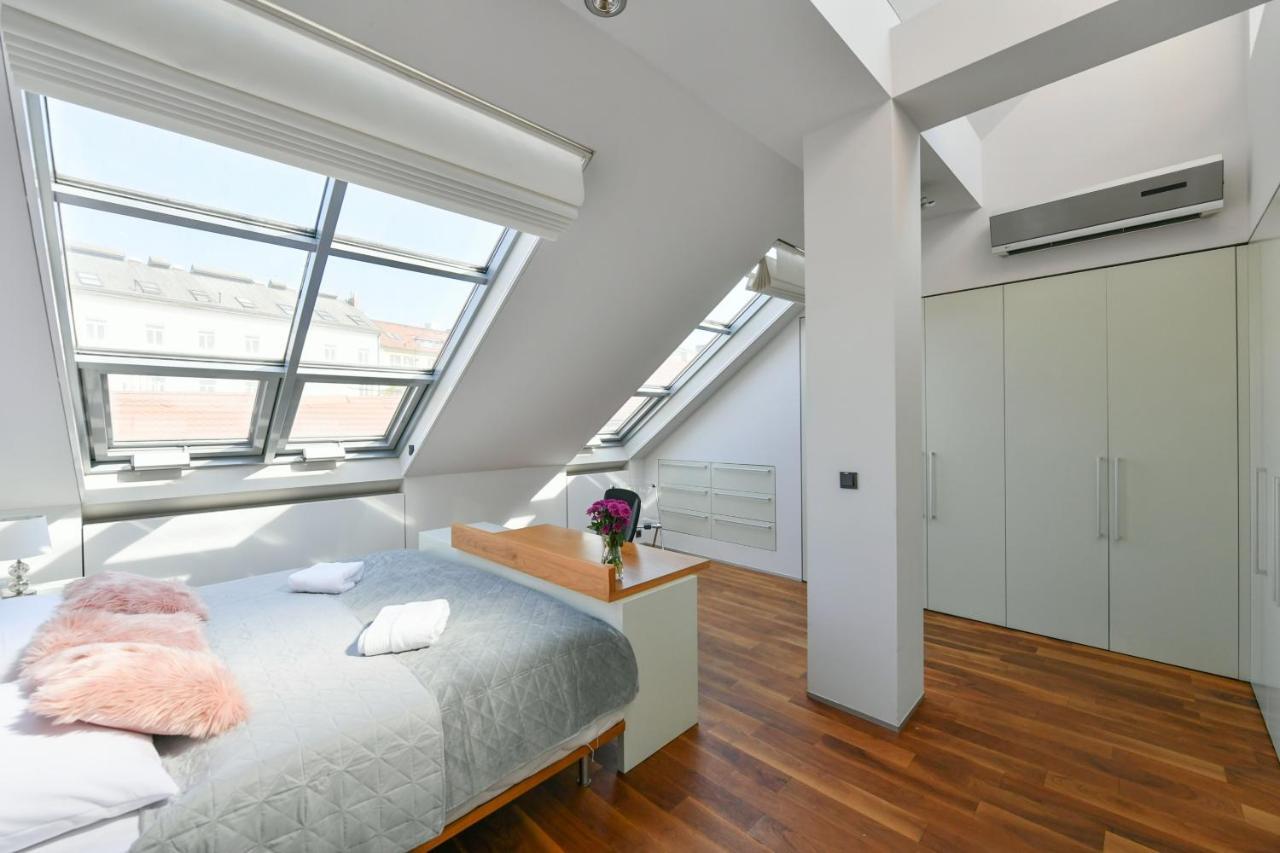 Luxury Penthouse With Sauna, Terrace, 250m2, 5bdrm, 3bthrm Apartment Prag