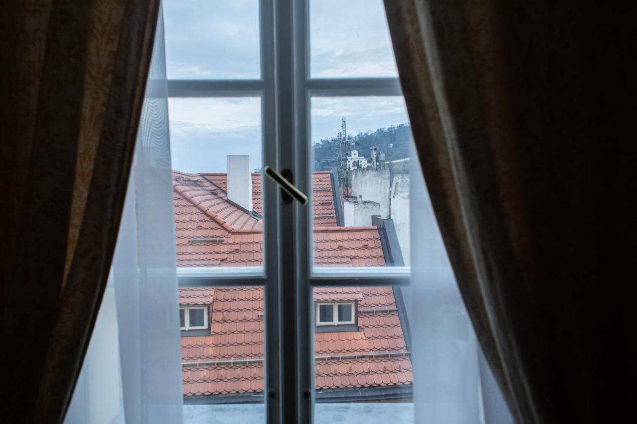 Thunovska Apartment *