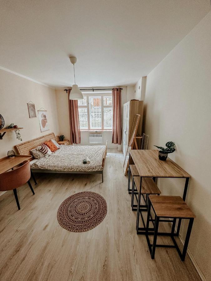 Apartment Quiet Boho Lair 10 Min To Centre *