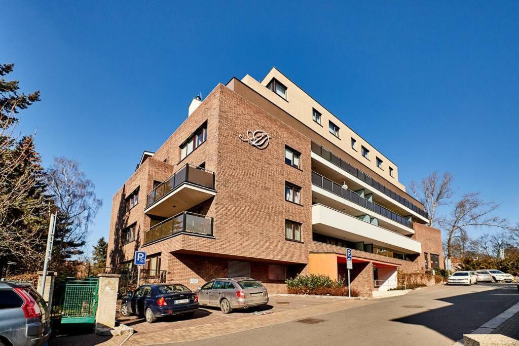 Luxury In And Free Parking
