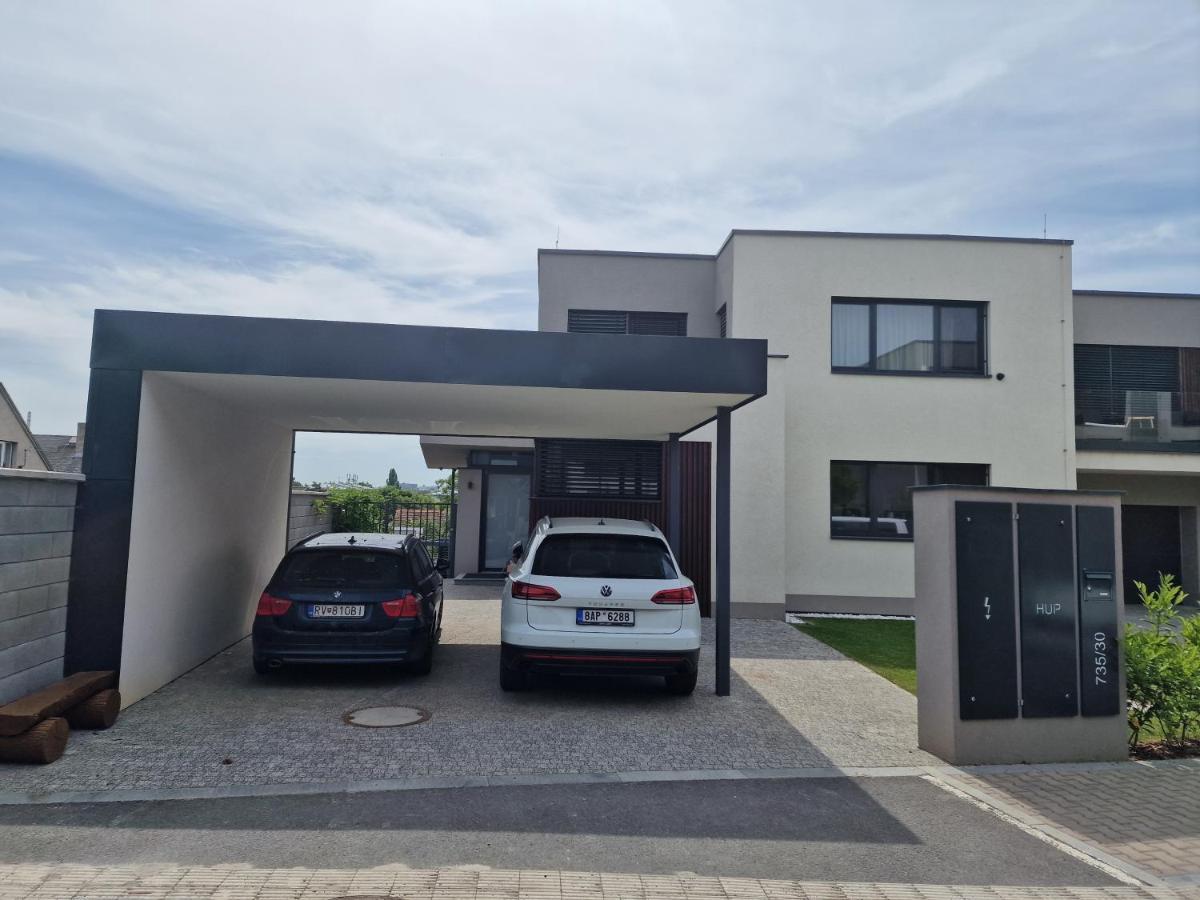 Quiet 1-bedroom In A Basement Of New Prag