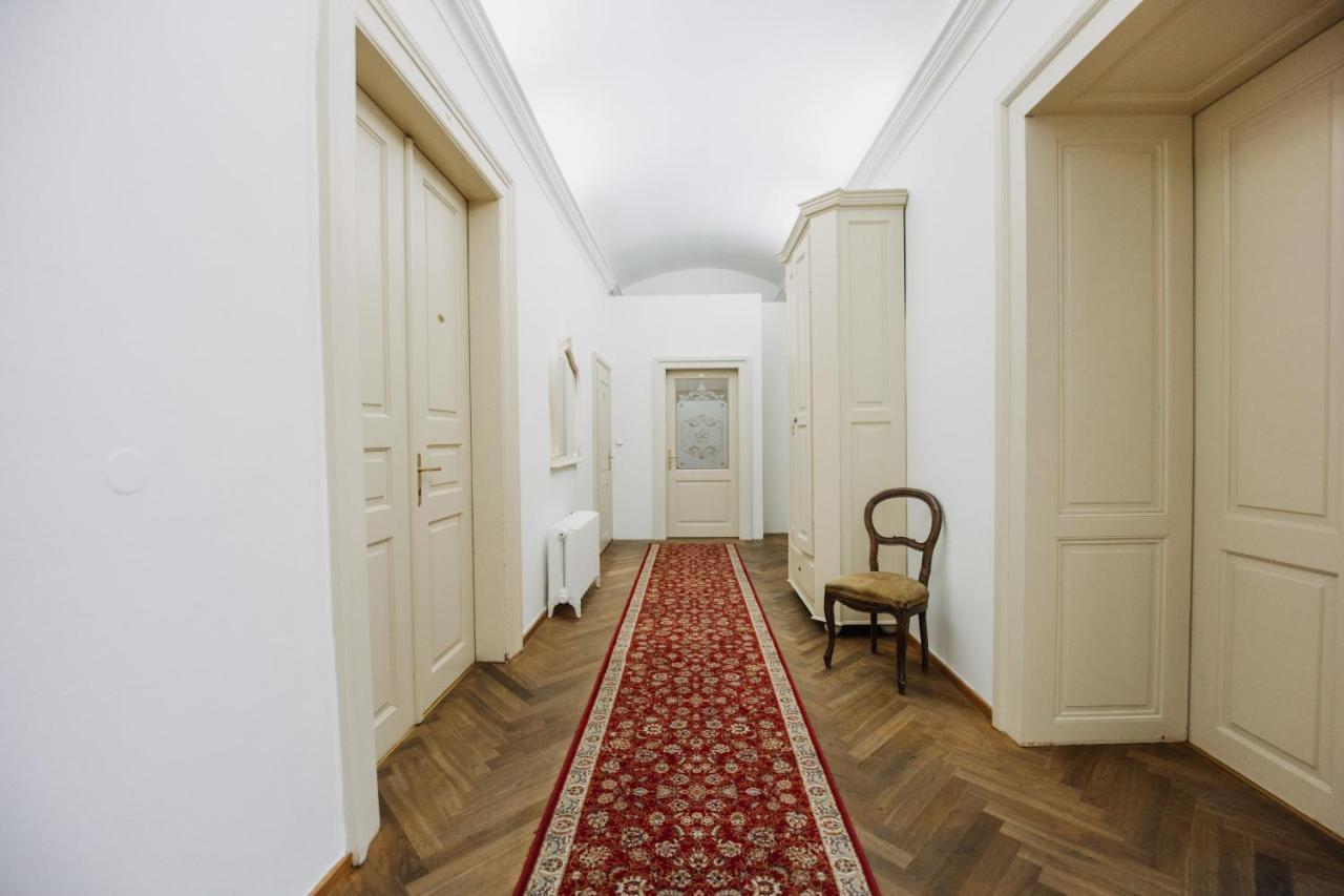 1 Exclusive * Prag