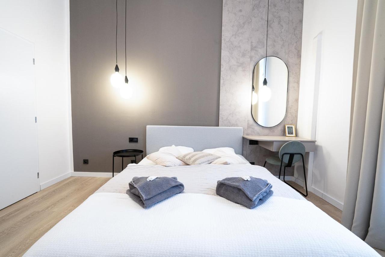 Modern 5 Min Wenceslas Square Apartment,
