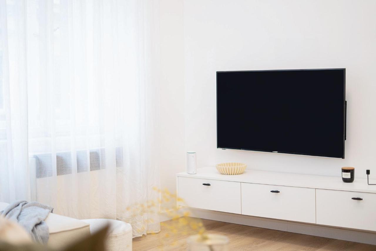 Modern 5 Min Wenceslas Square Apartment, Apartment