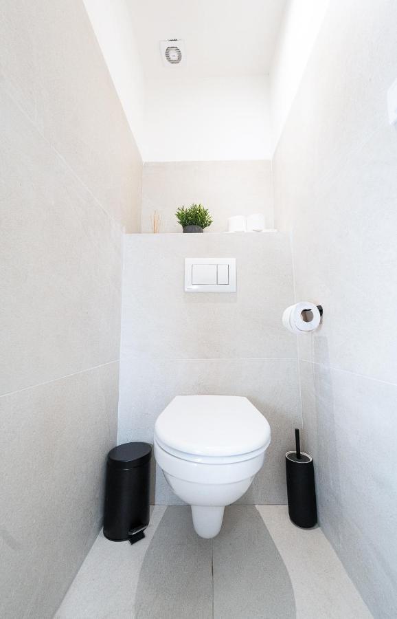 Modern 5 Min Wenceslas Square Apartment,
