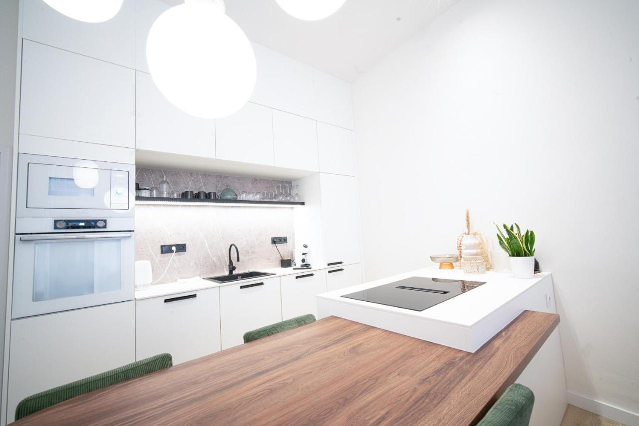 Modern 5 Min Wenceslas Square Apartment, Apartment Prag
