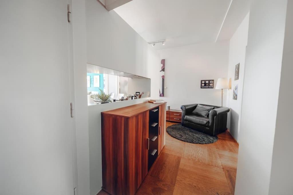 Downtown 2bd Riverside Near Dancing House *