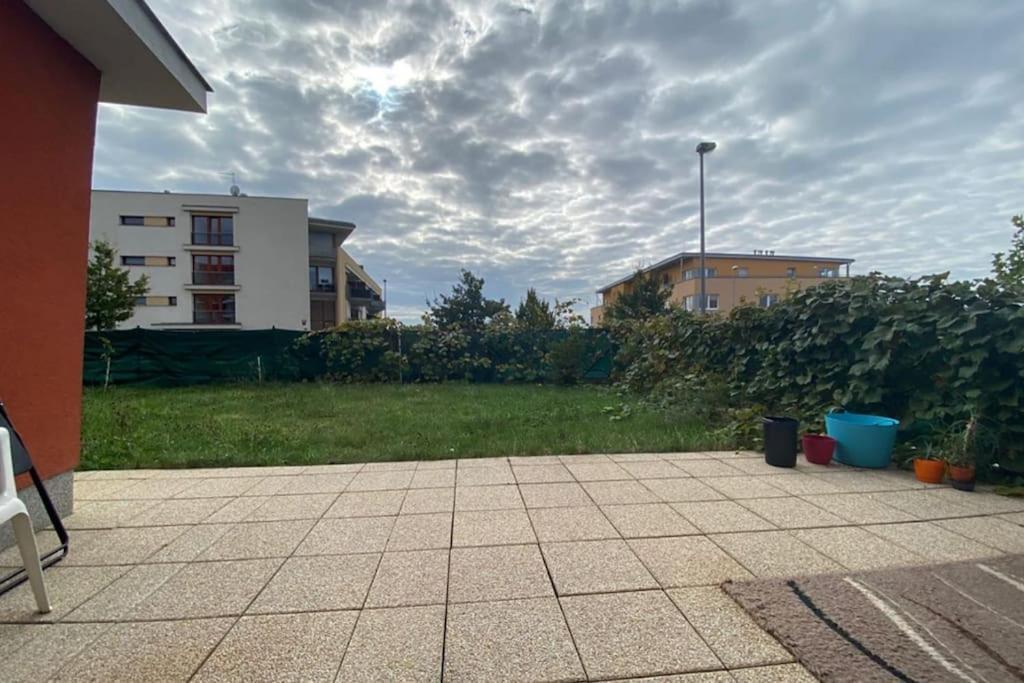 Simple With Garden 15 Min From Center&airport Lägenhet Prag