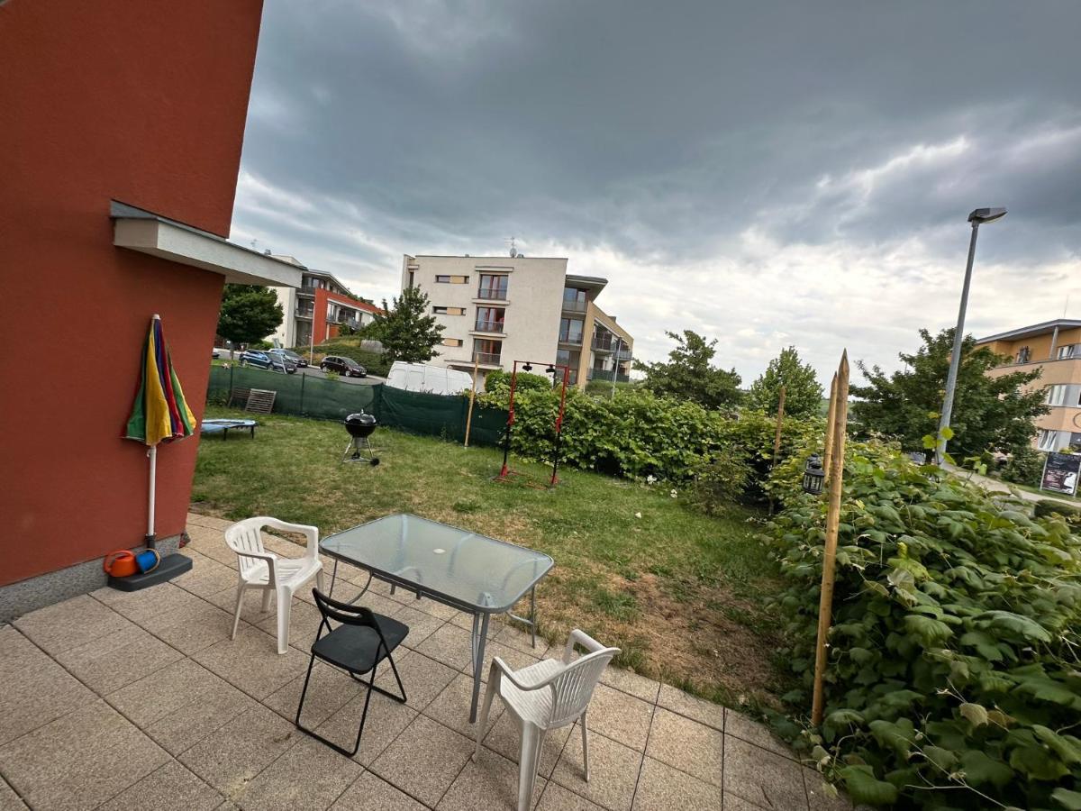 Simple With Garden 15 Min From Center&airport Lägenhet Prag