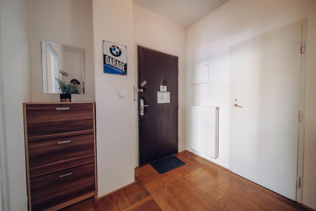 Downtown 2bd Riverside Near Dancing House *