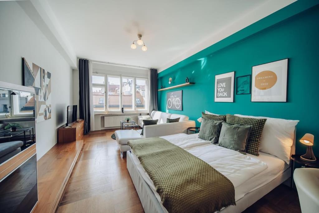 Downtown 2bd Riverside Near Dancing House Apartment