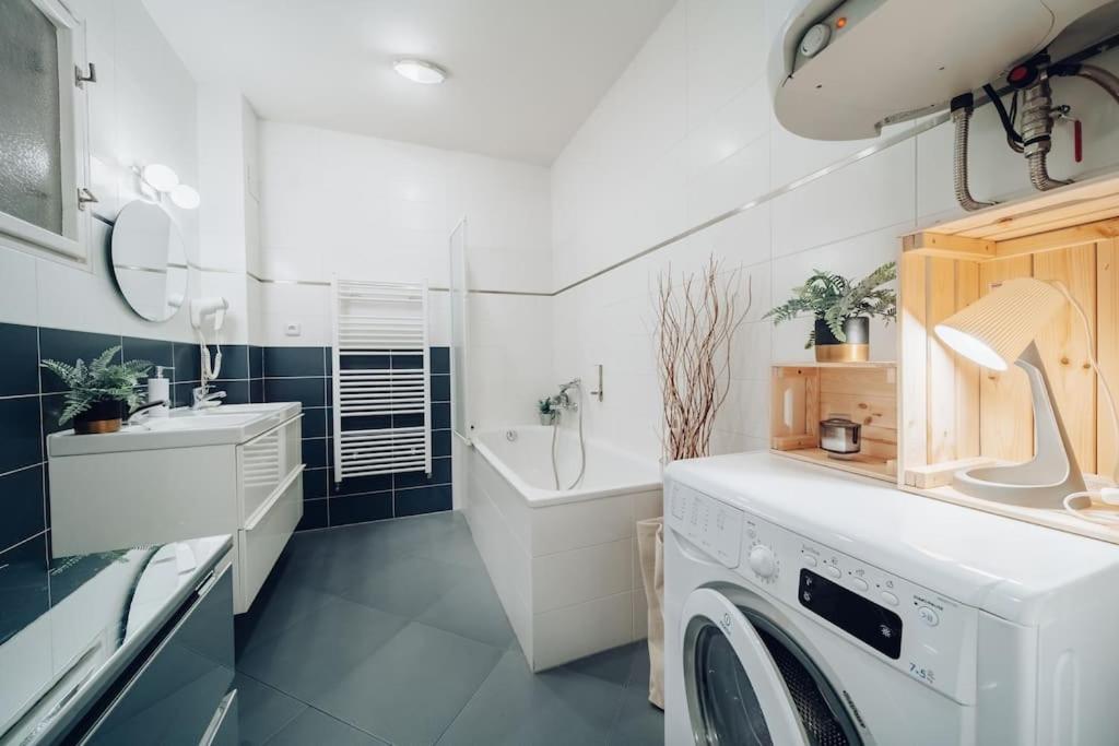 Downtown 2bd Riverside Near Dancing House Apartment Prag