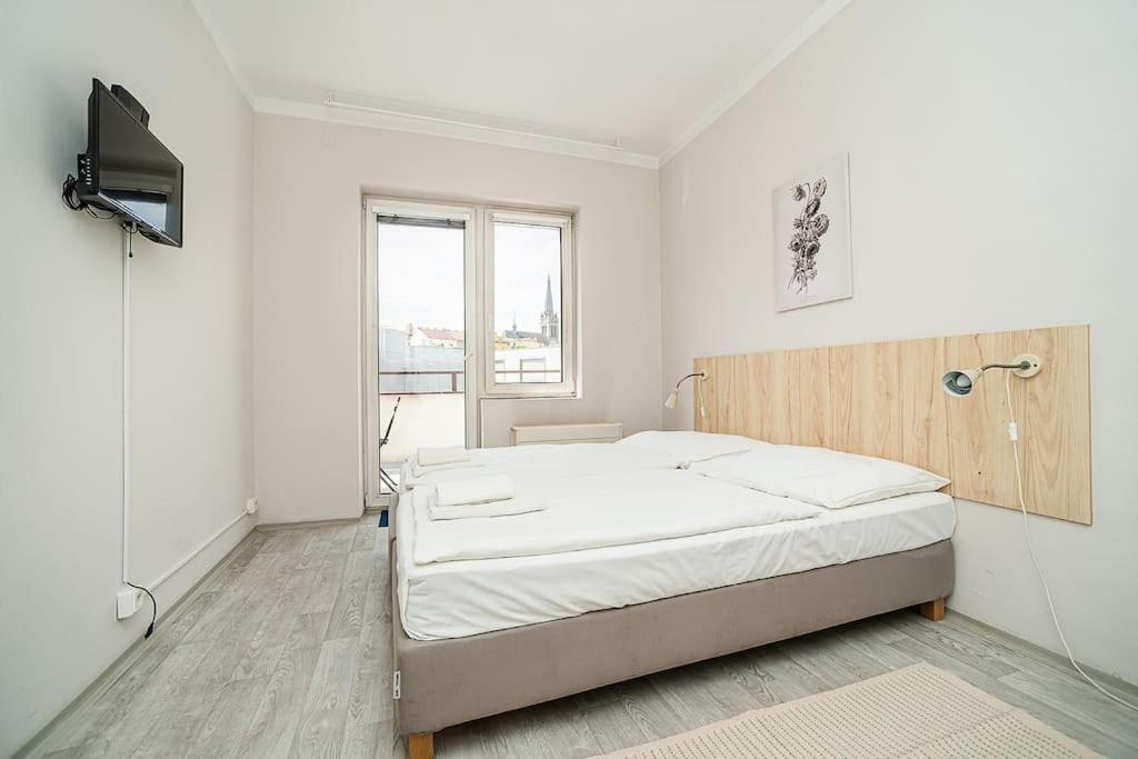 Bright 2 Bed With Big Terrace By Tram * Prag