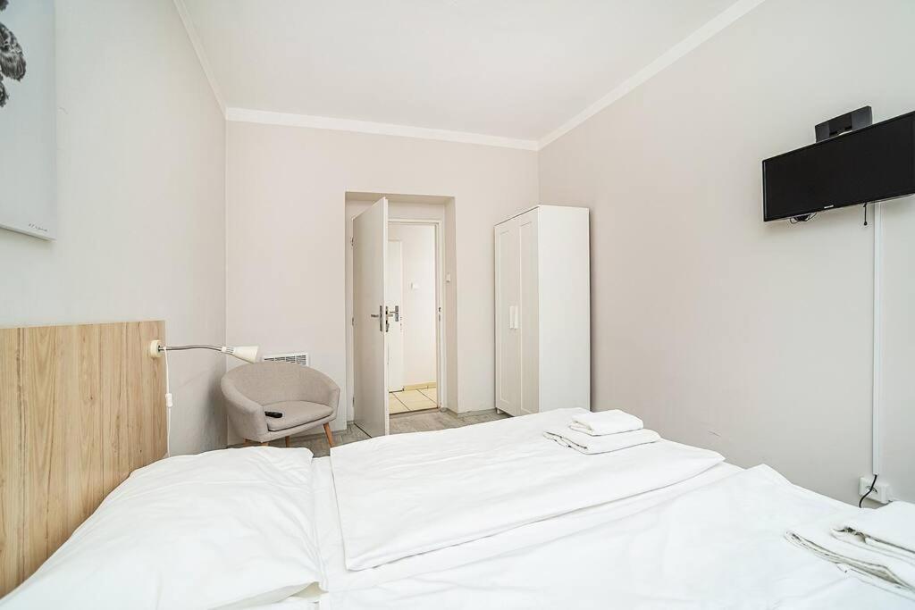 Bright 2 Bed With Big Terrace By Tram * Prag
