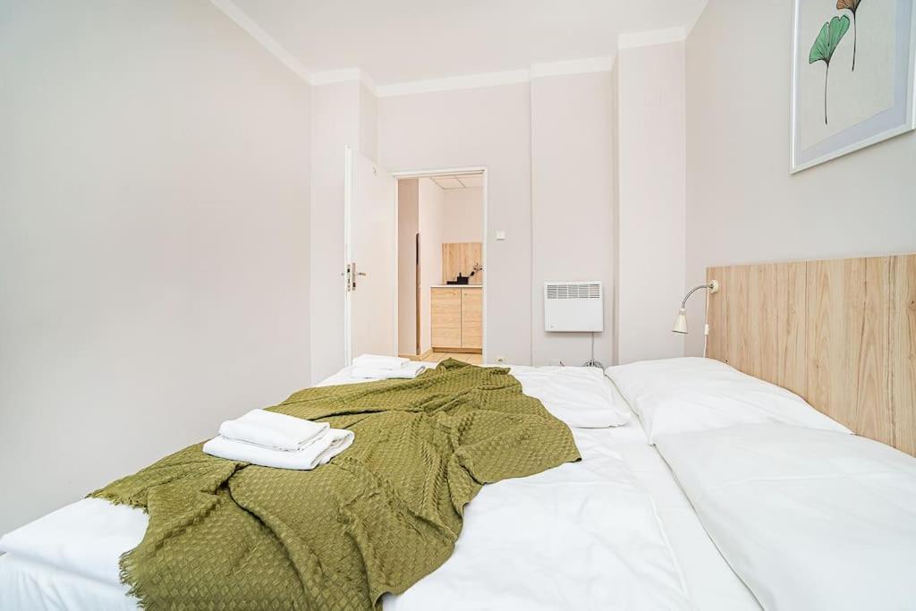 Bright 2 Bed With Big Terrace By Tram Prag