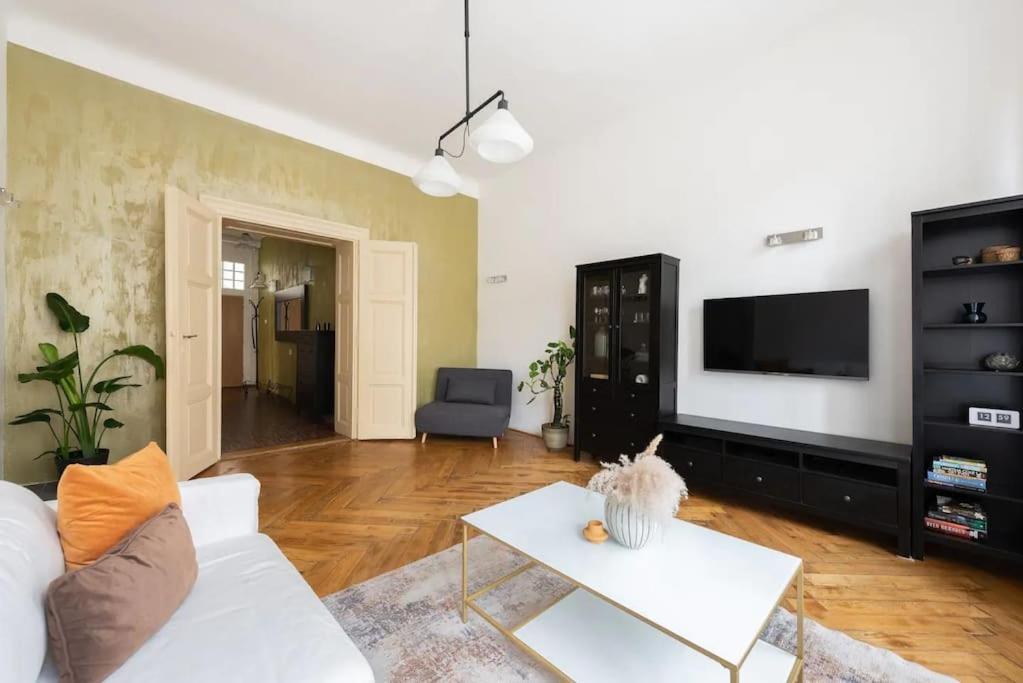 Spacious With Balcony At Wenceslas Sq Apartmán *
