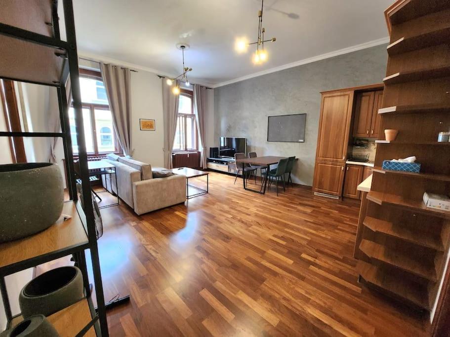 Spacious 6min From The Dancing House Apartment *