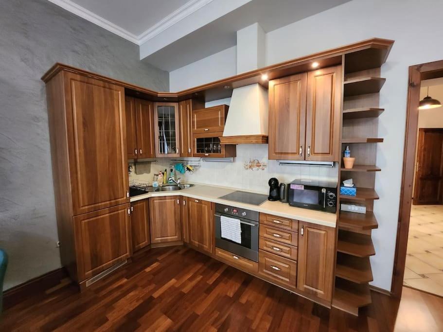 Spacious 6min From The Dancing House Apartment