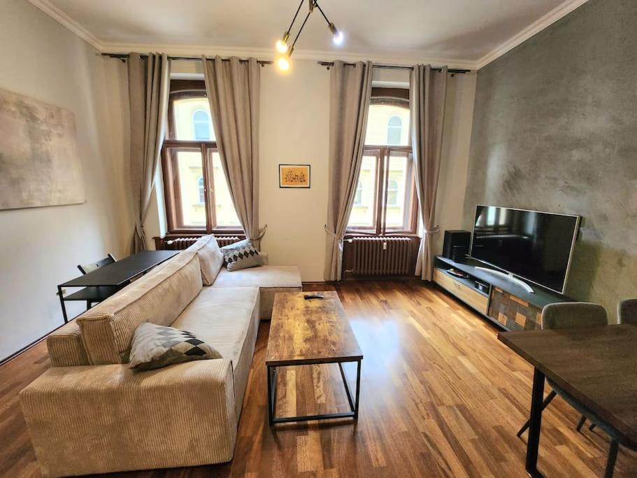 Spacious 6min From The Dancing House Apartment