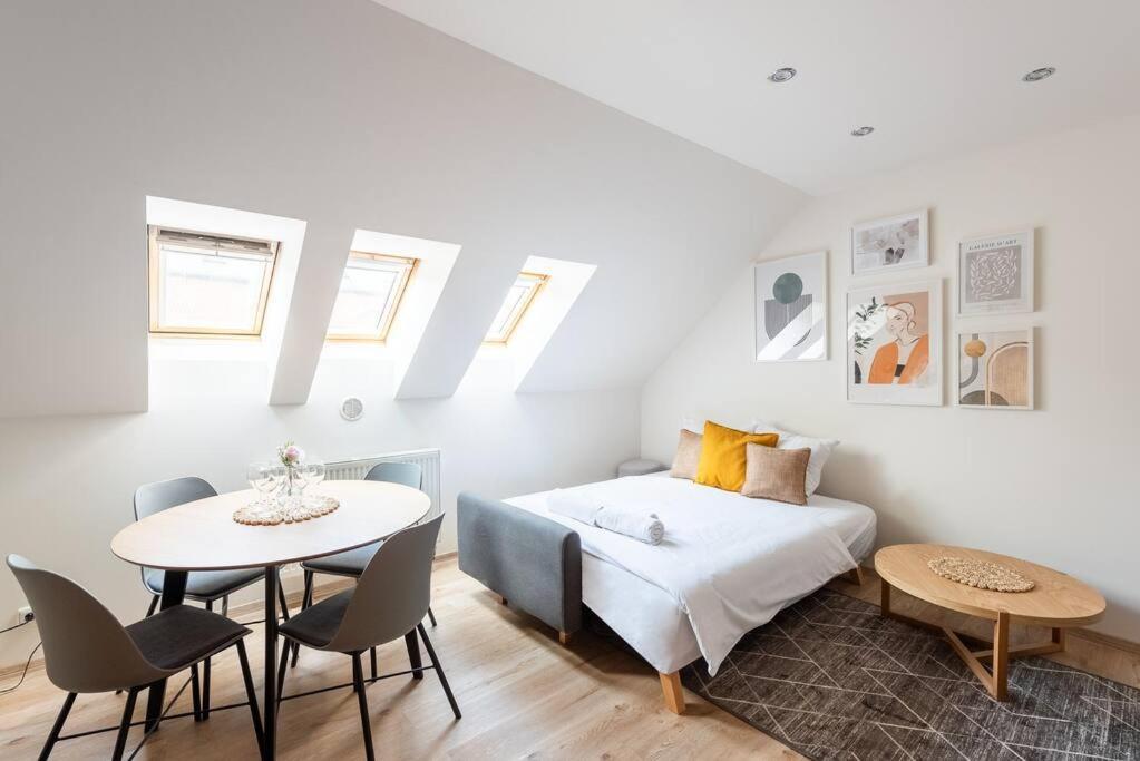 B.o.b. Klimentska Apartment *