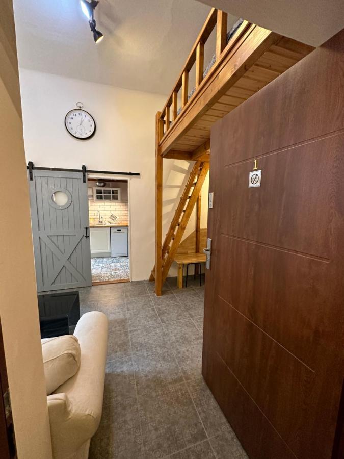 Cozy New Loft Lägenhet Prag