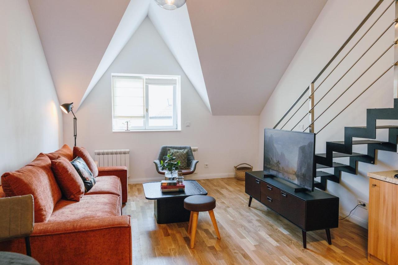 Modern Mezzanine At Jecna St Apartment *