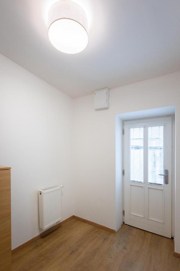 Cozy In Quiet Courtyard Near Charles Bridge Apartment