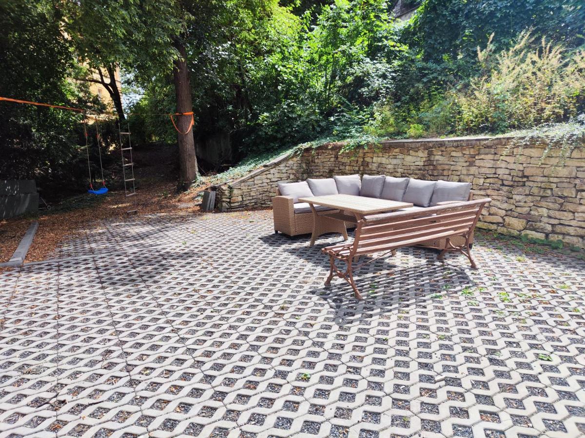 Spacious Flat & Parking Possibility, 3 Stops To Wenceslav Square *