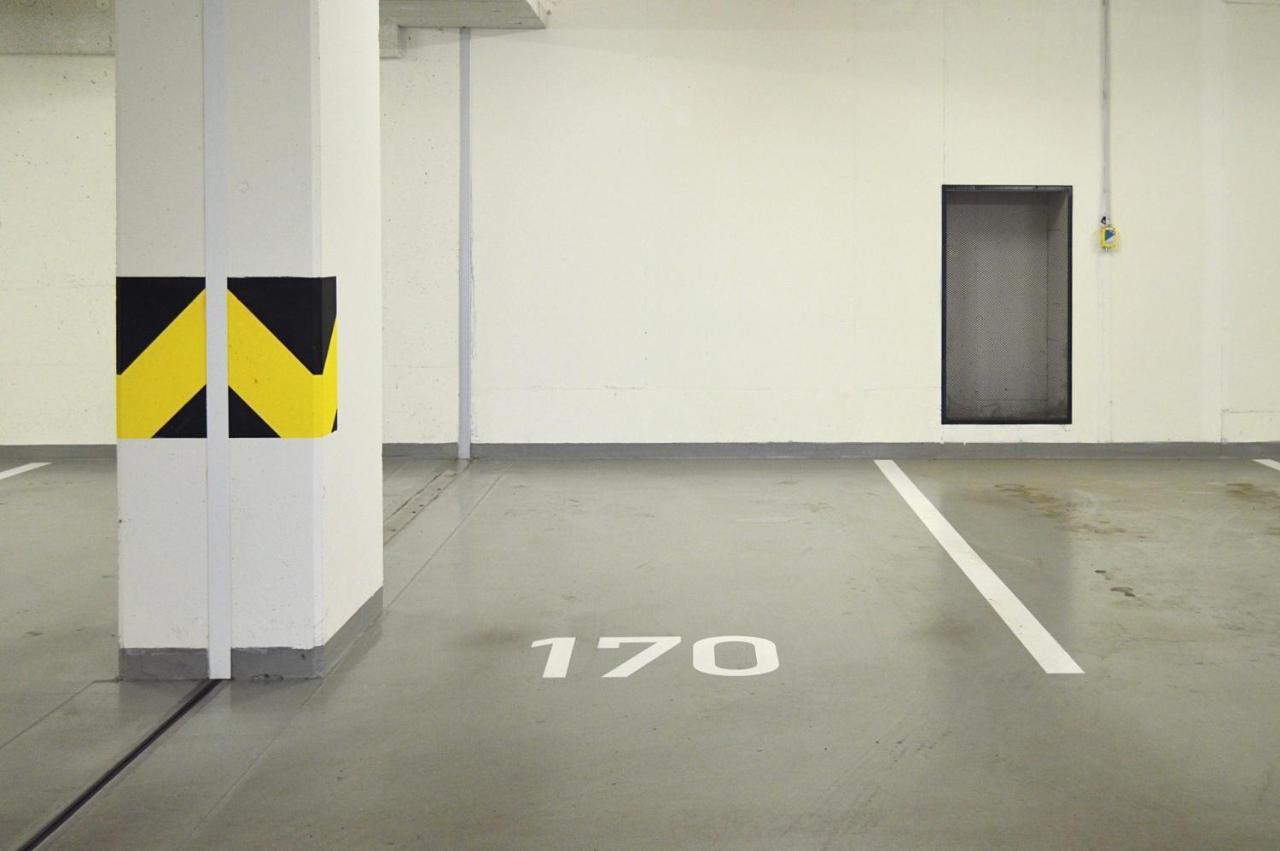 With Free Parking In Apartment *