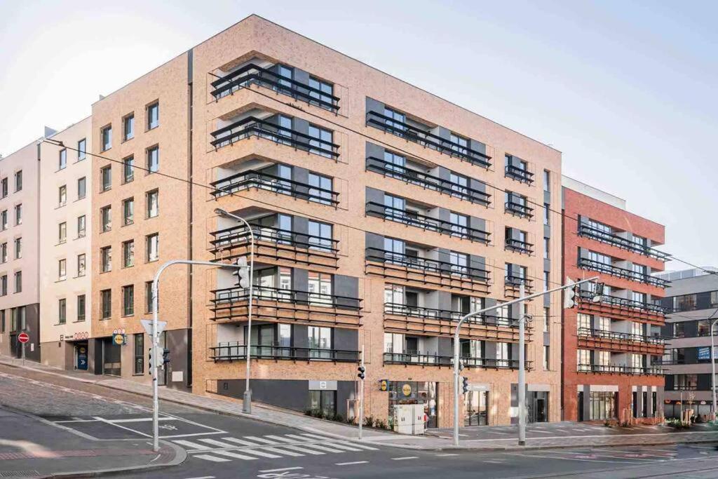 Lägenhet Newly Built With Balcony, Ac And Free Indoor Garage *