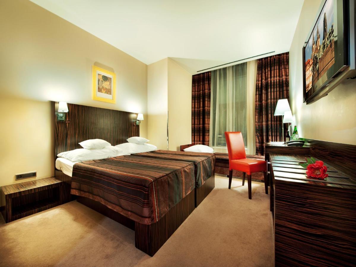 Ea Crystal Palace Hotell 4*