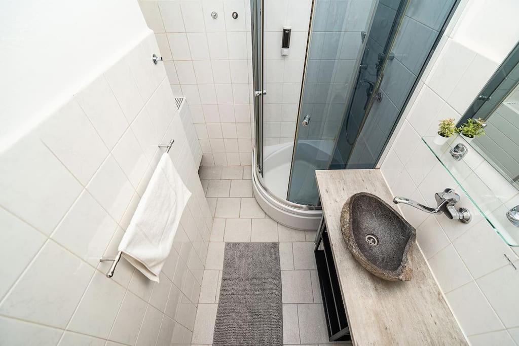 Modern, Bright In A Great Location Prag