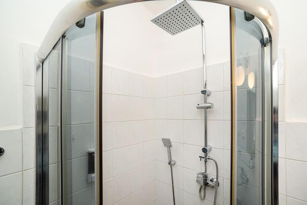 Modern, Bright In A Great Location