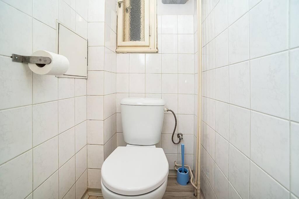 Modern, Bright In A Great Location *